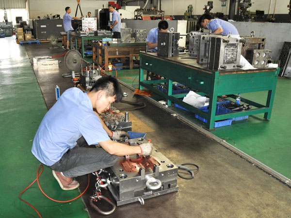 plastic mold manufacturer